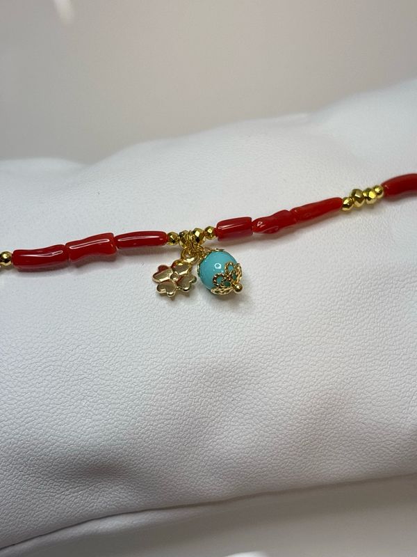 Bracciale in corallo mediterraneo, montato in argento 925 bagnato in oro con ciondolo in pasta di turchese