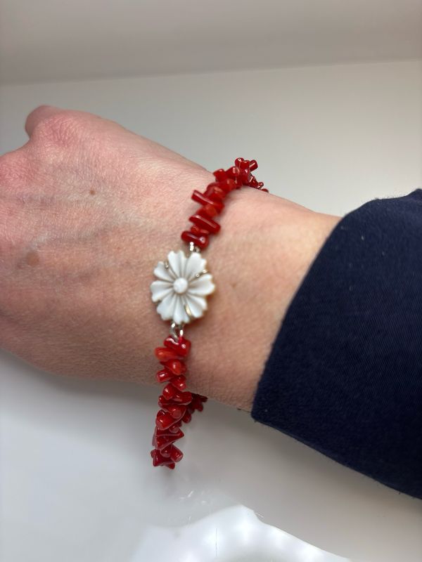 Bracciale in corallo mediterraneo con chiusura in argento 925 e centrale con cameo sardonico inciso a mano