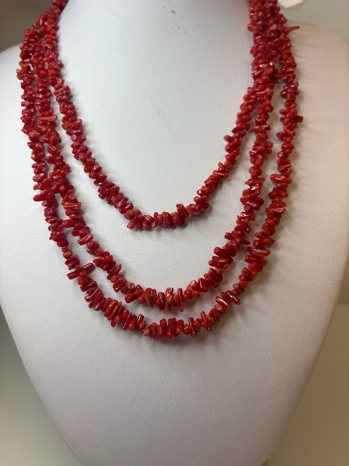 Collana formata da tre fili di corallo rosso mediterraneo e chiusura in Agathe nera
