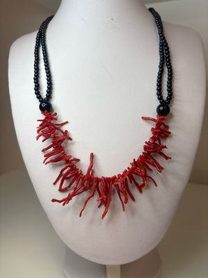 Collana in Agatha nera  con centrale di frange di vero corallo naturale mediterraneo