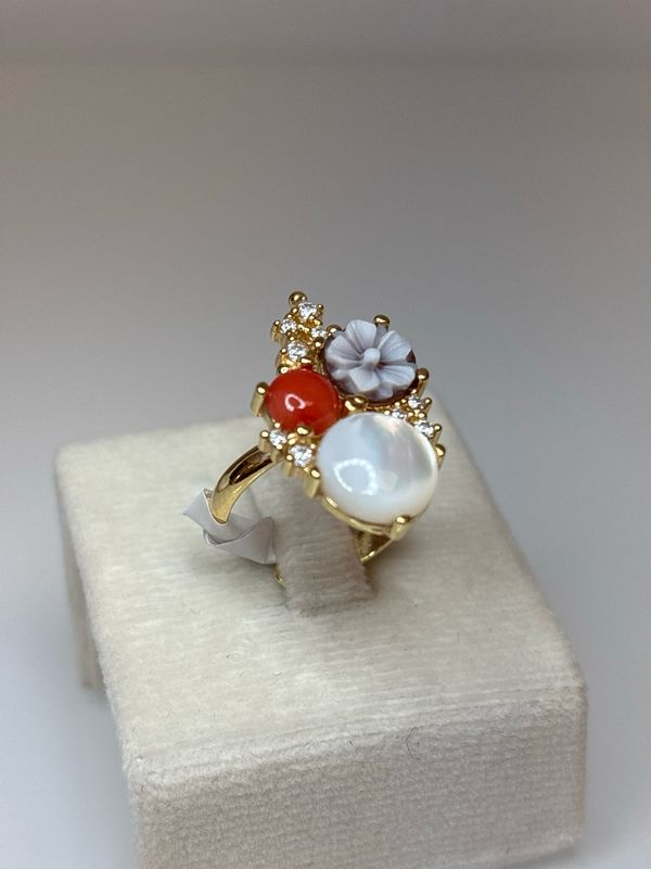 Anello in argento 925 bagnato in oro 18 carati con elementi di corallo mediterraneo, madreperla, cammeo e zirconi.