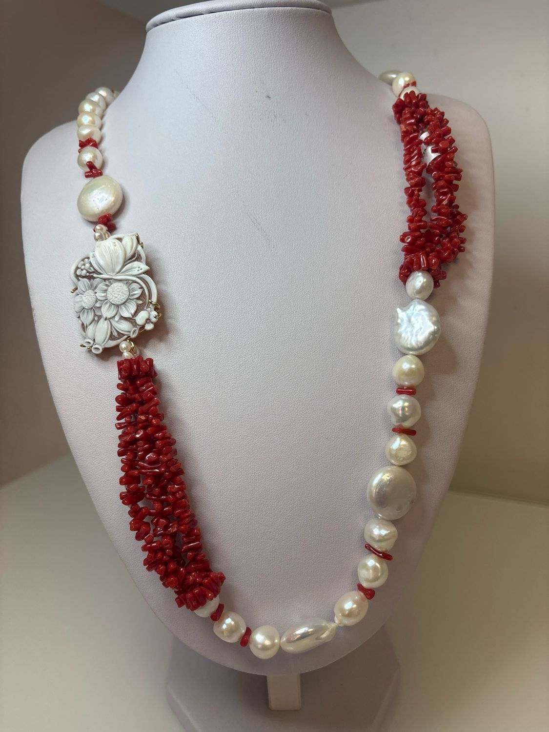Collana con perle barocche e corallo mediterraneo e centrale con cameo sardonico di conchiglia inciso a mano montato su argento 925 bagnato in oro