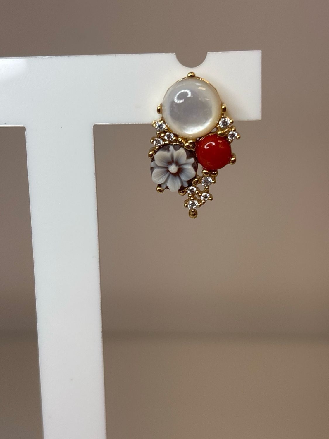 Orecchini in argento 925 bagnato in oro 18 carati con elementi in madreperla, corallo, cammeo e zirconi