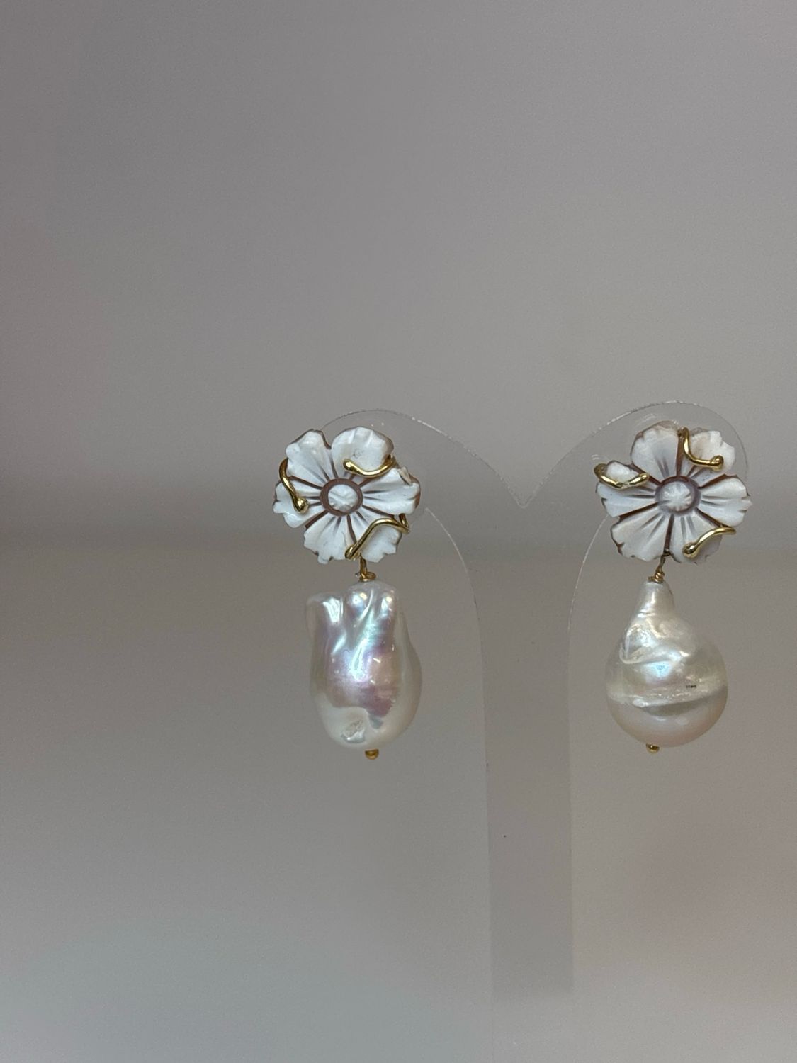 Orecchini in argento 925 con perla barocca e cameo.