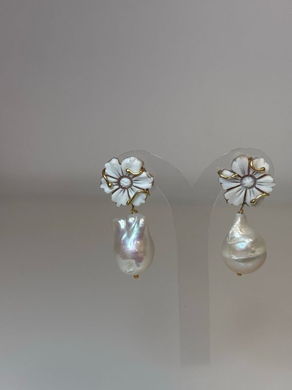 Orecchini in argento 925 con perla barocca e cameo.