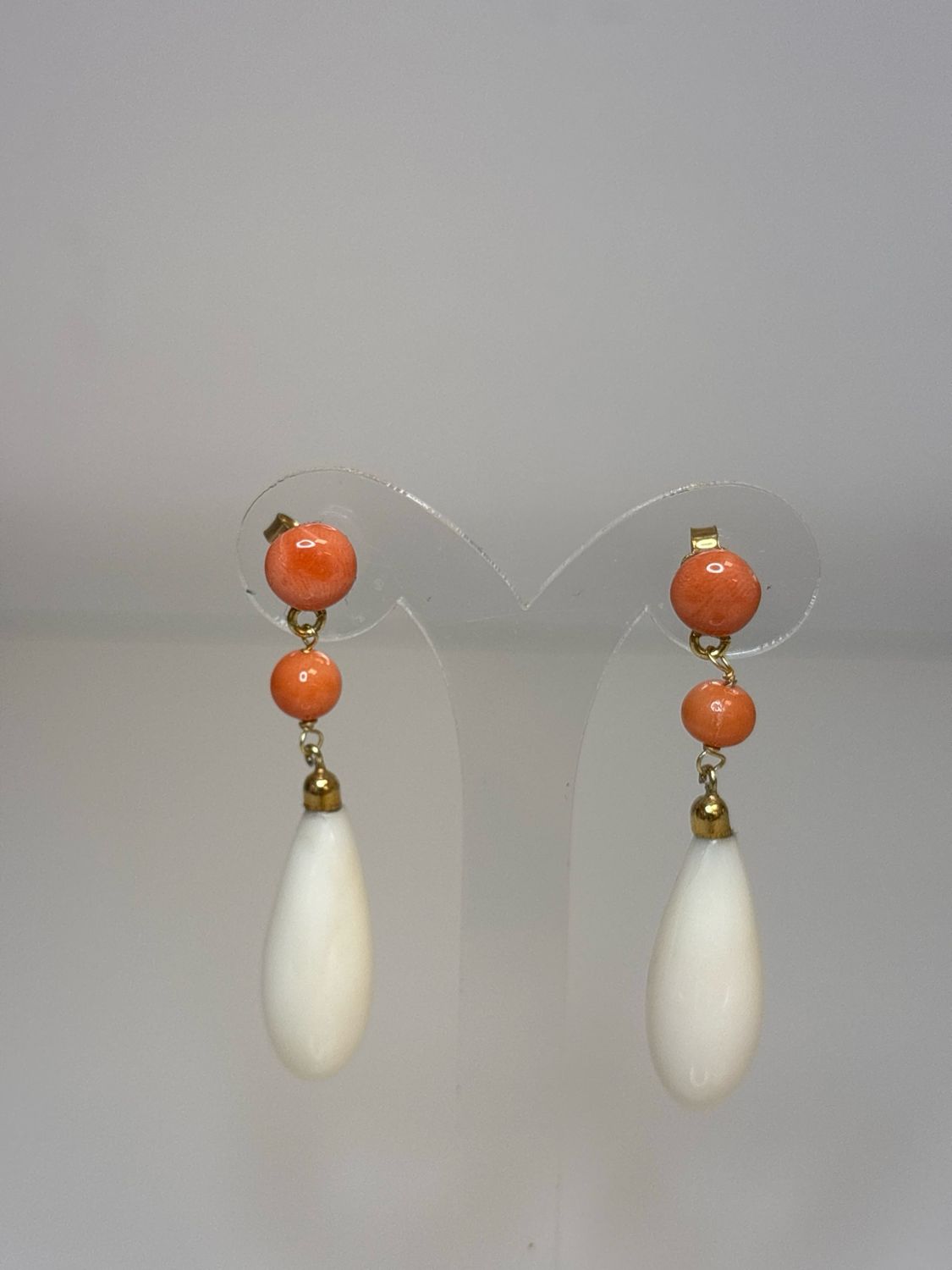 Orecchini in argento 925 con bottoni di corallo orientale e pistone in corallo rosa/ bianco.