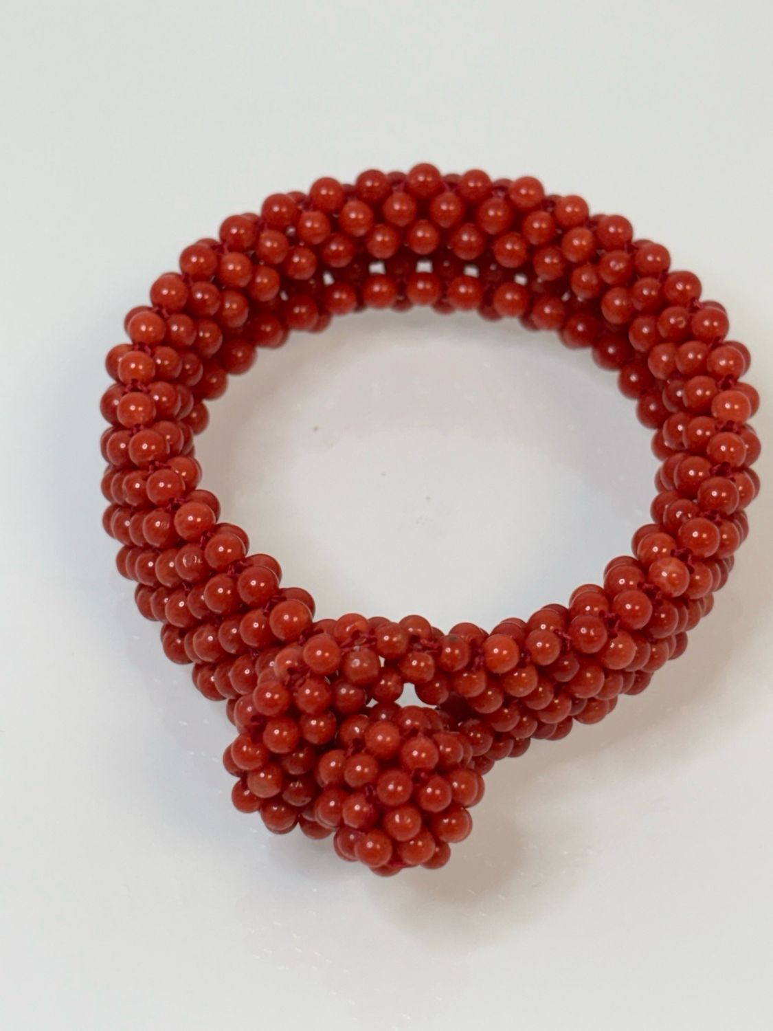 Bracciale in corallo mediterraneo lavorato in tessito con chiusura ad asola