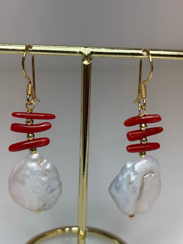 Orecchini in argento 925 con perle barocche e corallo Mediterraneo