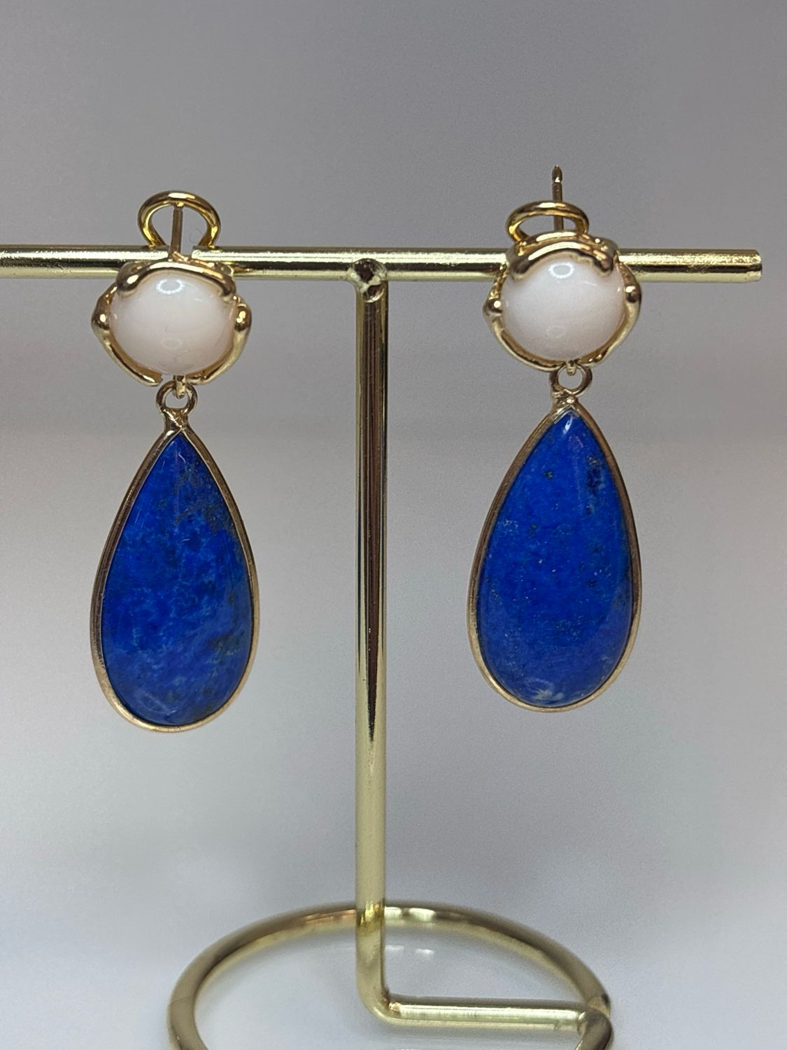 Orecchini in argento 925 placcato oro con corallo rosa e lapislazzuli.