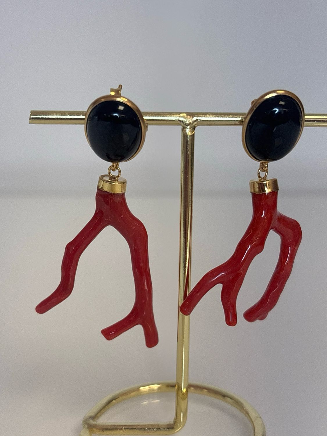Orecchini con montatura in argento 925 rami di corallo mediterraneo e onice