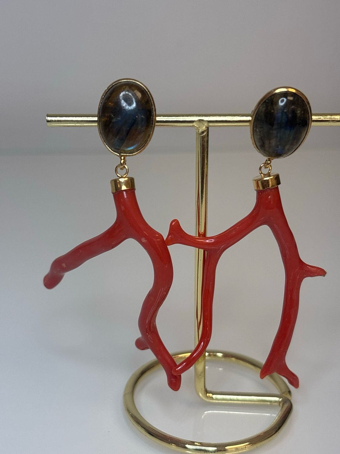 Orecchini in argento 925 con grandi rami di corallo mediterraneo e madreperla.