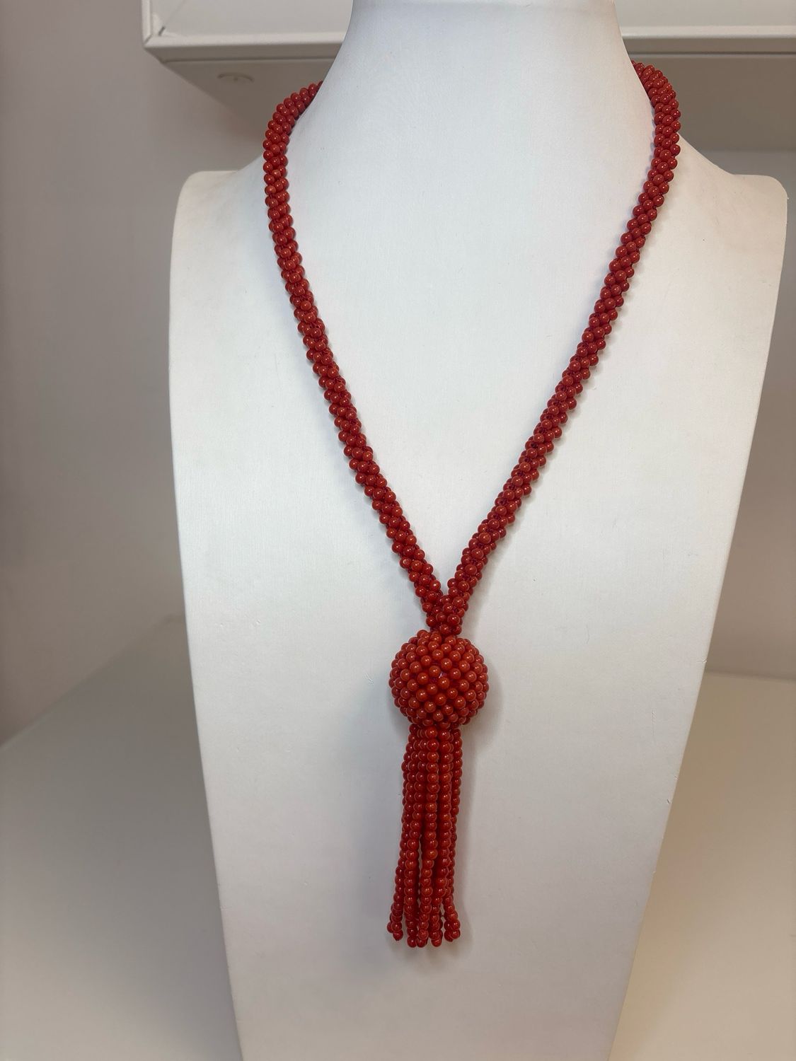 Collana in corallo mediterraneo di prima scelta con chiusura in argento 925 e zirconi.