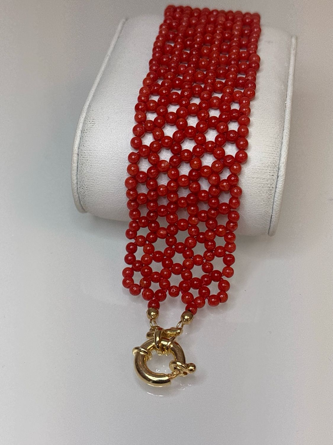 Bracciale in corallo mediterraneo con chiusura in argento 925 bagnata oro.