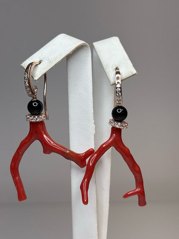 Orecchini in argento 925 con bagno rosé e rami di corallo mediterraneo, zirconi e Agata nera.