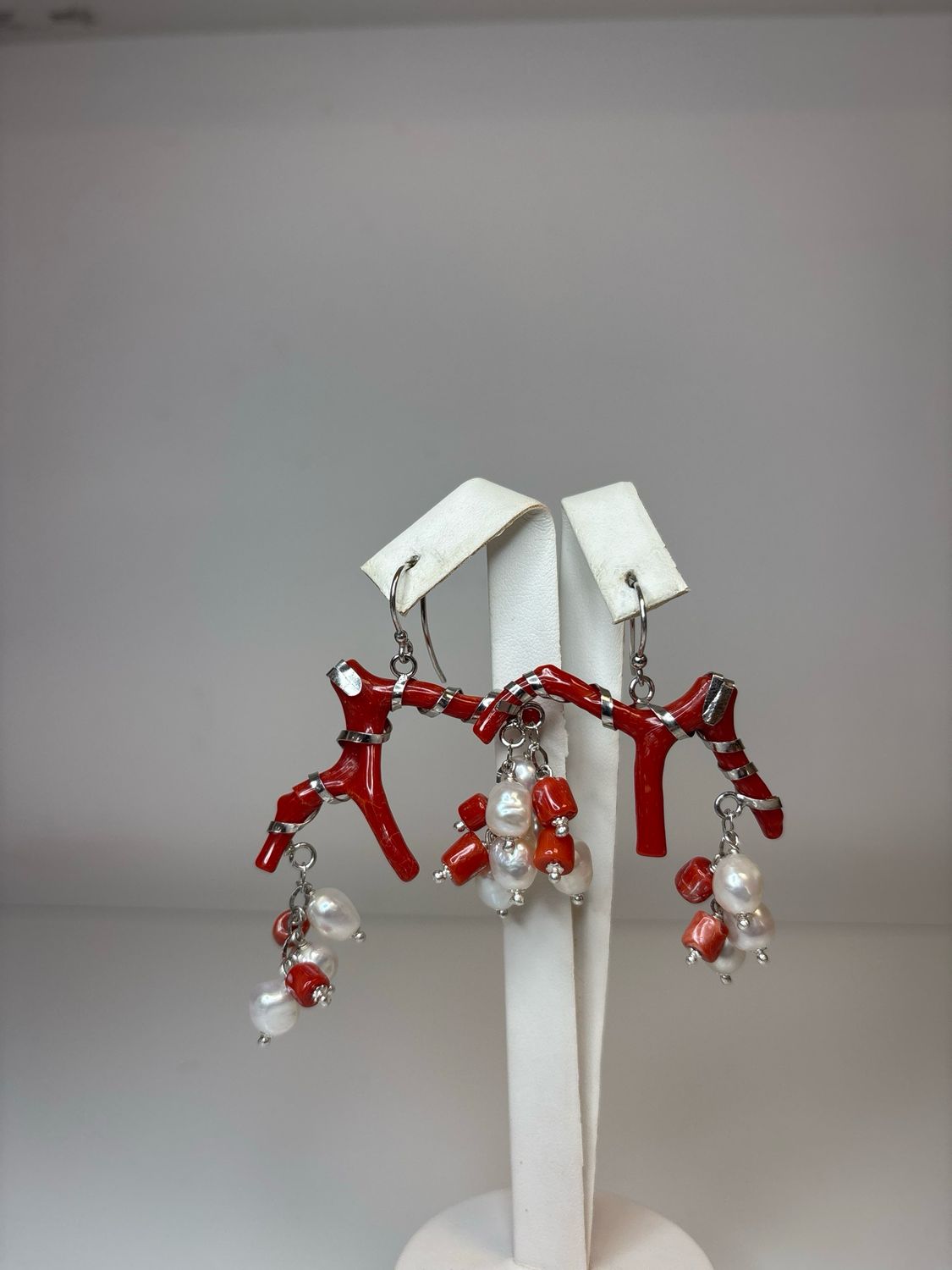 Orecchini  grandi asimmetrici con struttura in argento 925 , corallo mediterraneo e perle di acqua dolce.