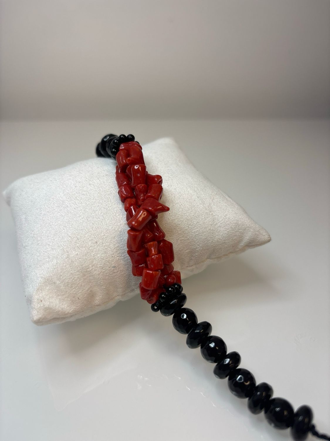 Bracciale in Agata nera e barilotti di corallo mediterraneo.