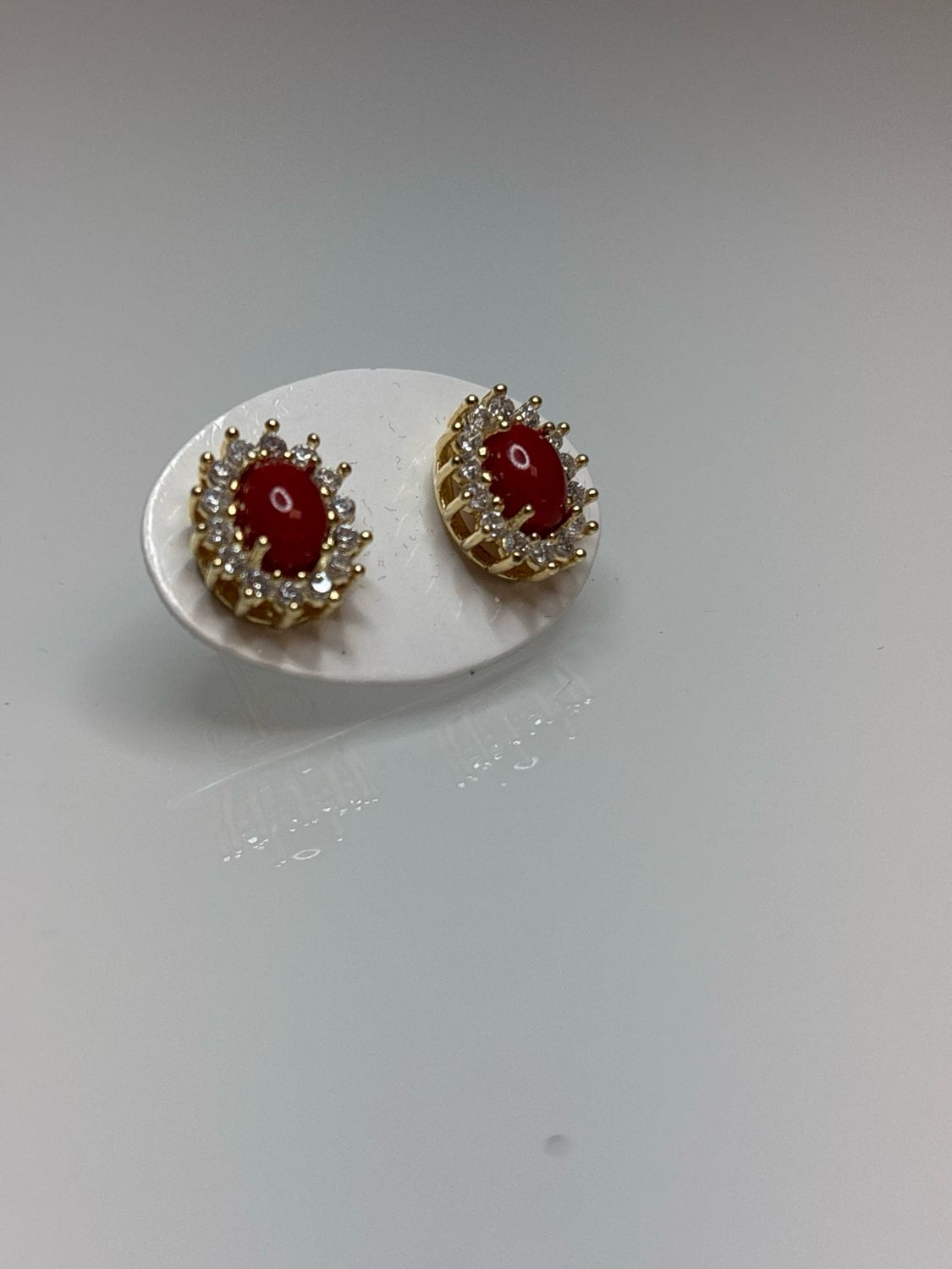 Orecchini in argento dorato con corallo mediterraneo e zirconi.