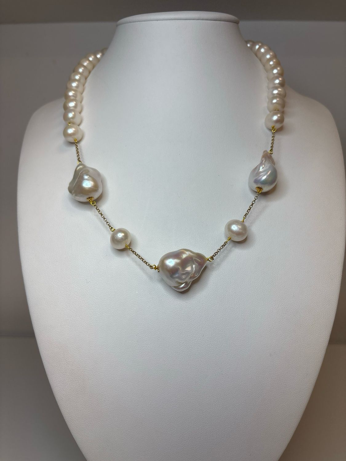 Collana in perle di coltivazione d’acqua dolce e scaramazze  con elementi in argento 925 placcato oro.