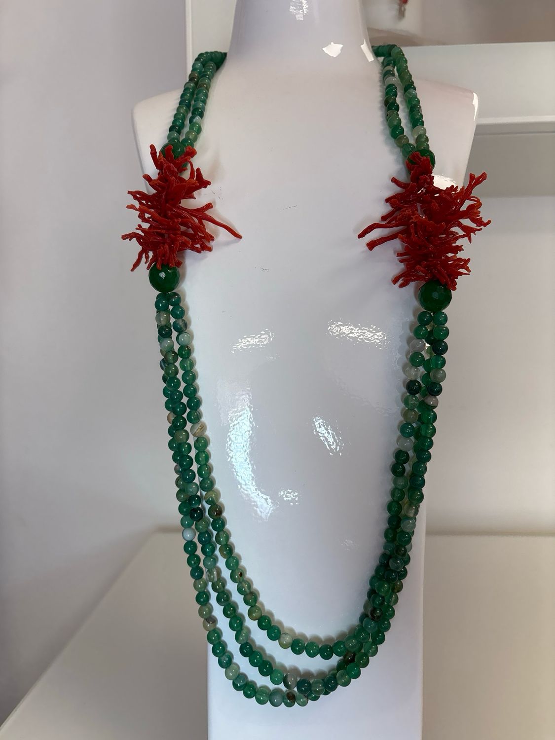 Collana  di amazzonite e coralli mediterranei lunga circa 90 cm.