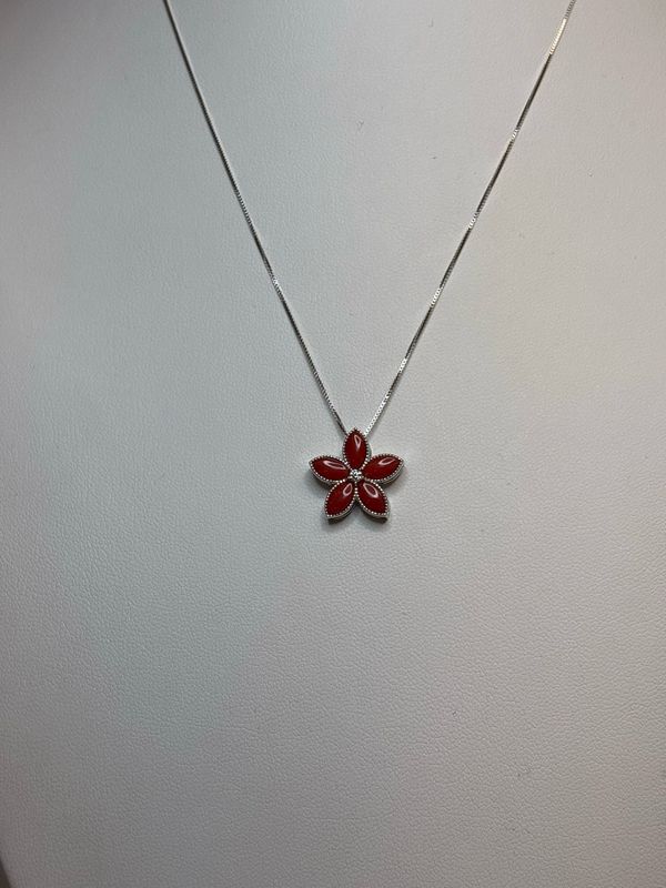 Collana in argento, 925 con spolette di corallo mediterraneo e zircone. Collana in argento, 925 con spolette di corallo mediterraneo e zircone.