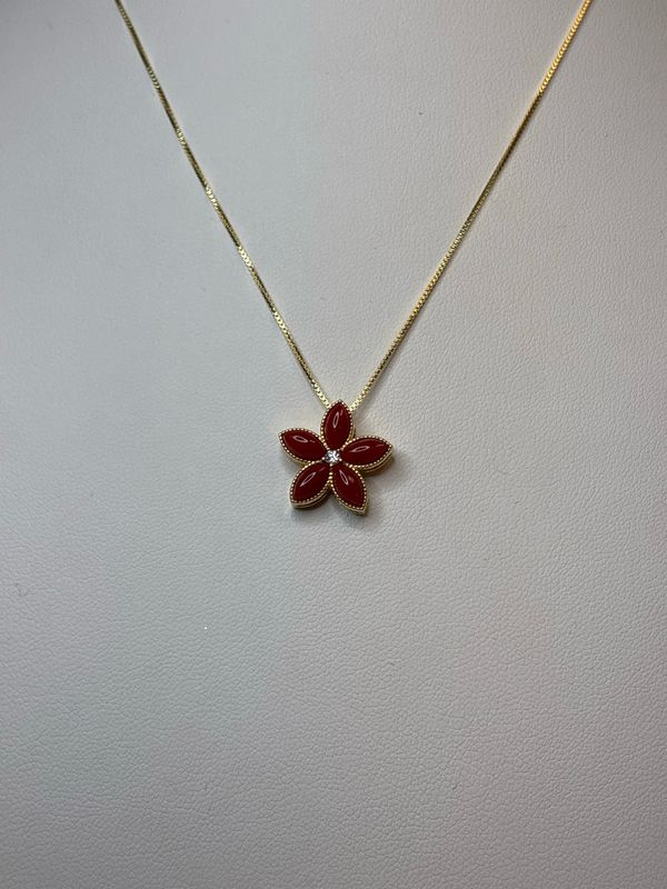 Collana in argento 925 placcata oro con spolette di corallo Mediterraneo e zircone. Collana in argento 925 placcata oro con spolette di corallo Mediterraneo e zircone.