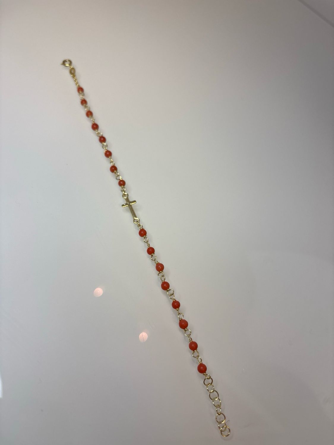 Bracciale in argento925 maglia rosario placcato in oro con corallini mediterranei.