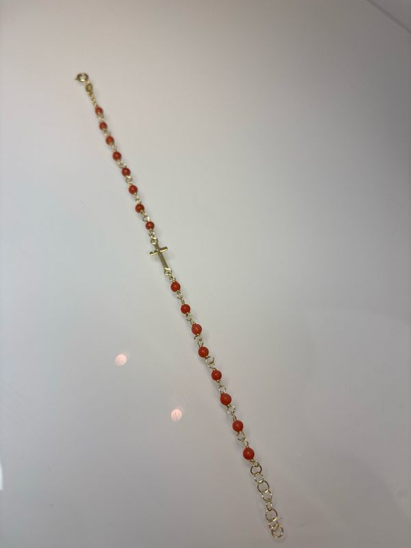 Bracciale in argento925 maglia rosario placcato in oro con corallini mediterranei.