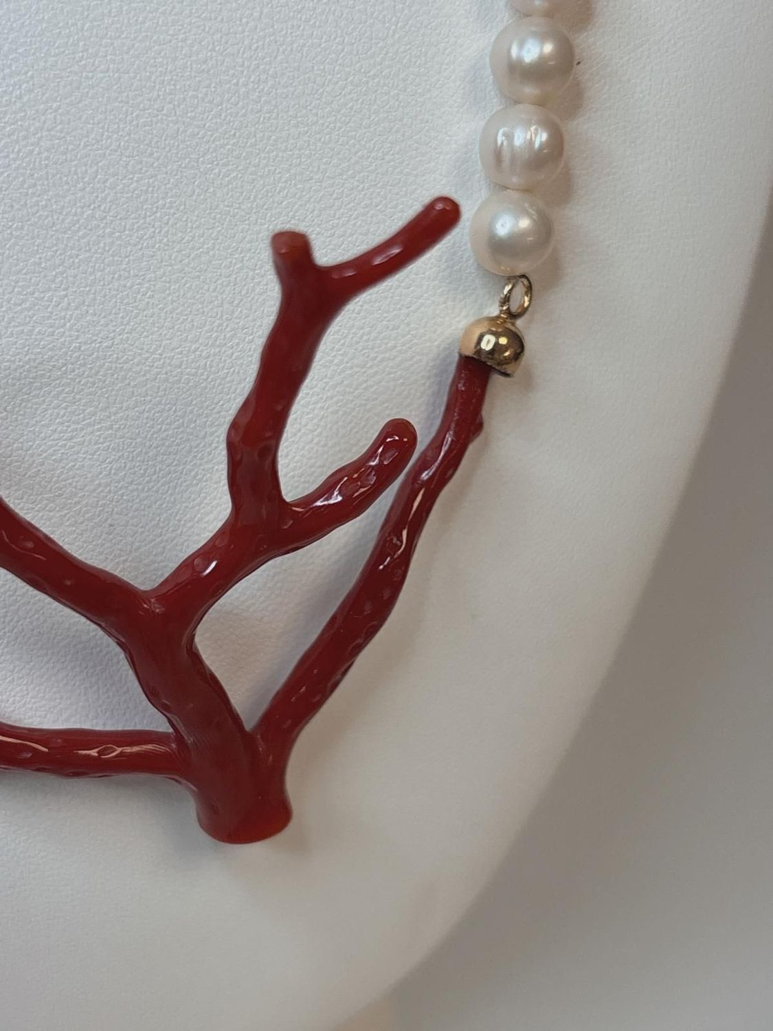 Girocollo con Perle Coltivate d’Acqua Dolce e Ramo di Corallo Rosso Mediterraneo