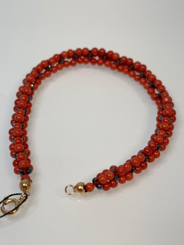 Bracciale Intrecciato in Corallo Rosso Mediterraneo e Spinello Nero Sfaccettato