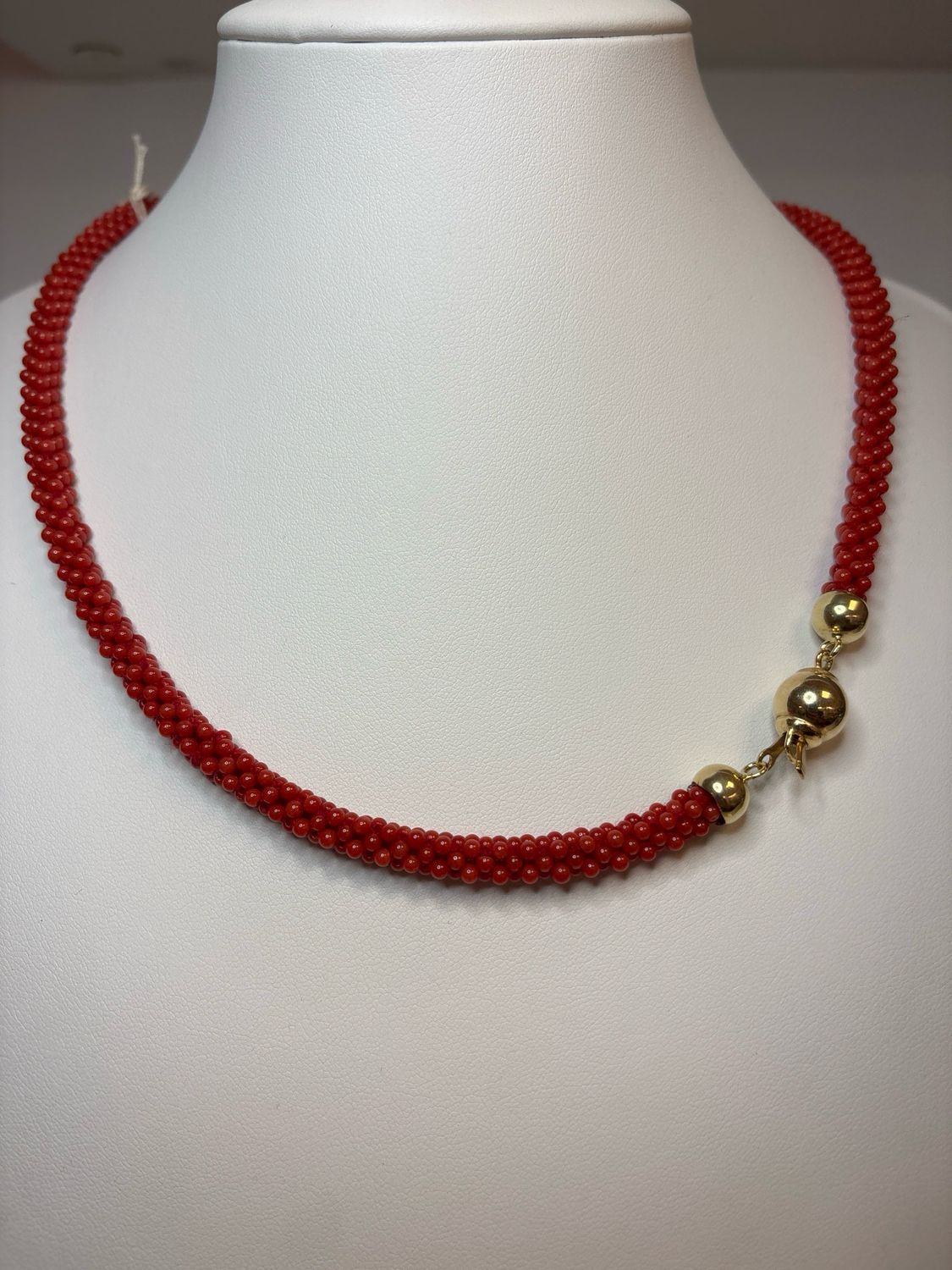 Collana in corallo mediterraneo di prima scelta con lavorazione a tessuto e chiusura in argento 925 placcata oro.