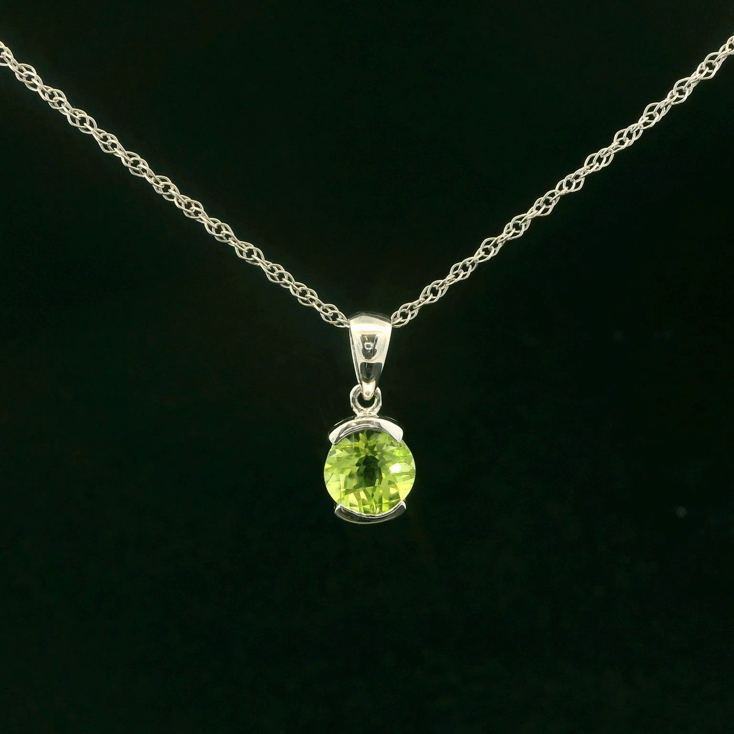 14KWG Peridot Pendant Necklace