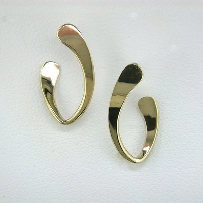 14K Yellow Gold Oval Hoop Earrings - Small