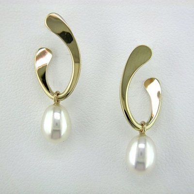 14K Yellow Gold Pearl Oval Hoop Earrings - Small