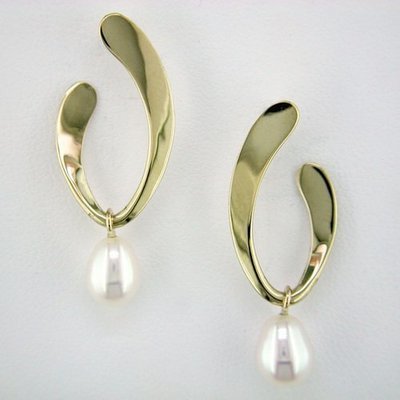 14K Yellow Gold Pearl Oval Hoop Earrings - Large