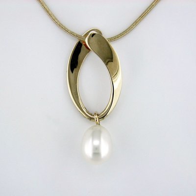 14K Yellow Gold Pearl Oval Hoop Pendant - Small