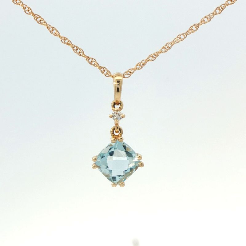 14K Yellow Gold  Aquamarine Pendant Necklace