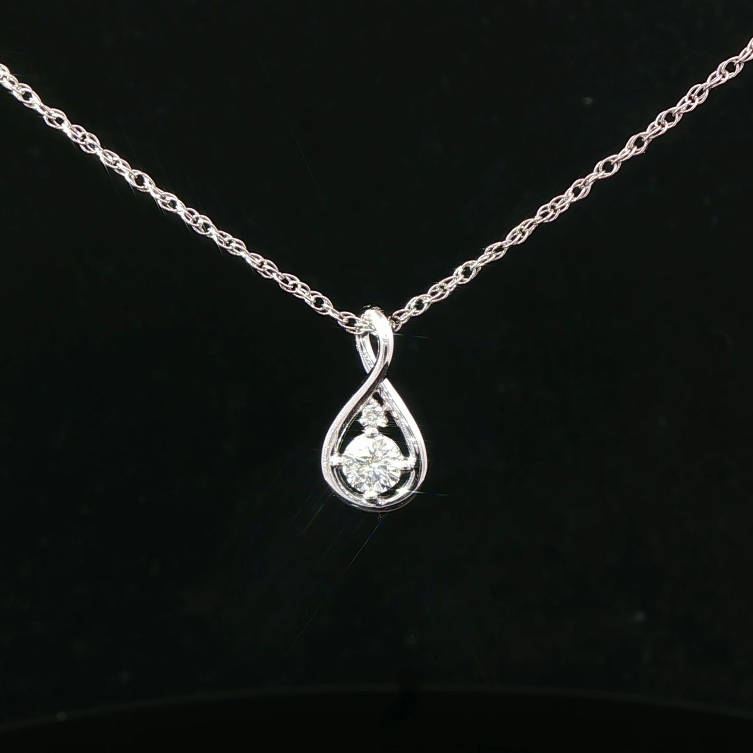 14K White Gold Diamond Pendant Necklace