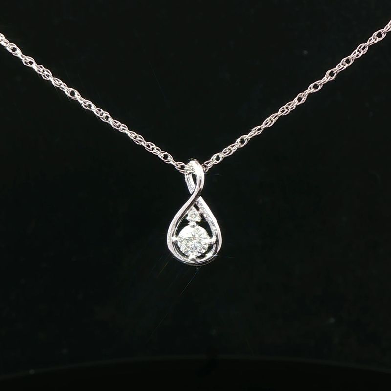 14K White Gold Diamond Pendant Necklace