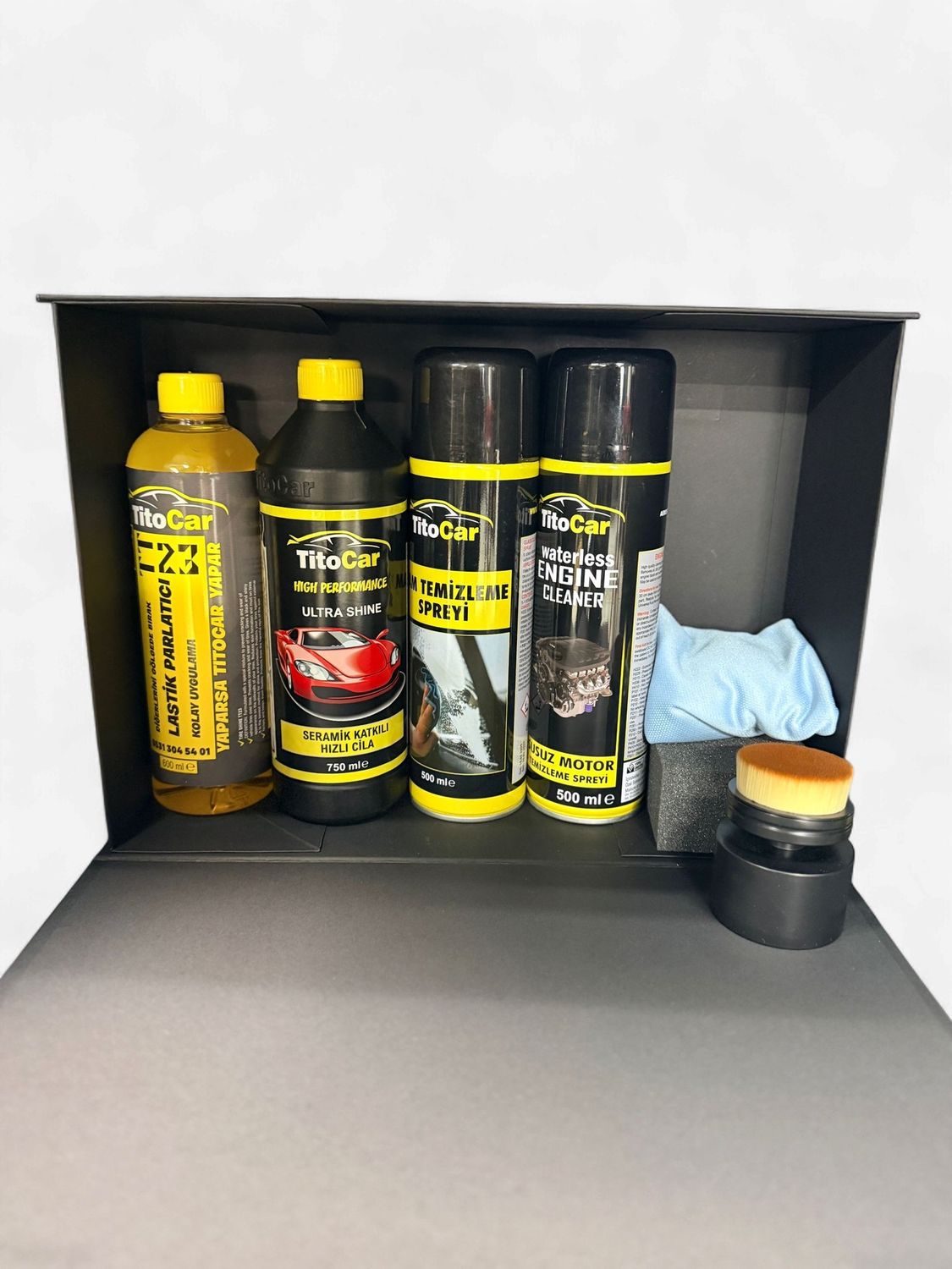 Actie Doos waarde van meer dan 100 euro voor maar 69,90 mooie doos met tt23 banden vet, keramische snellewax, raamspray, waterloze motorreiniger,spons,microvezeldoen.vipkwast