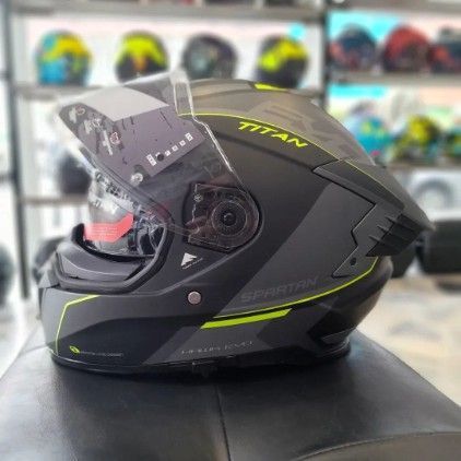 Casco Spartan hawk titan
