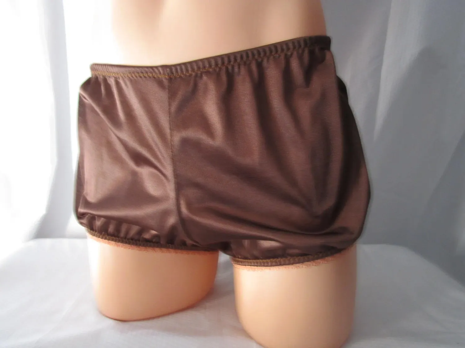 Brown Nylon Tricot Boy Cut Short-Shorts w/8&quot; Sides, Elastic Legs, Size M 