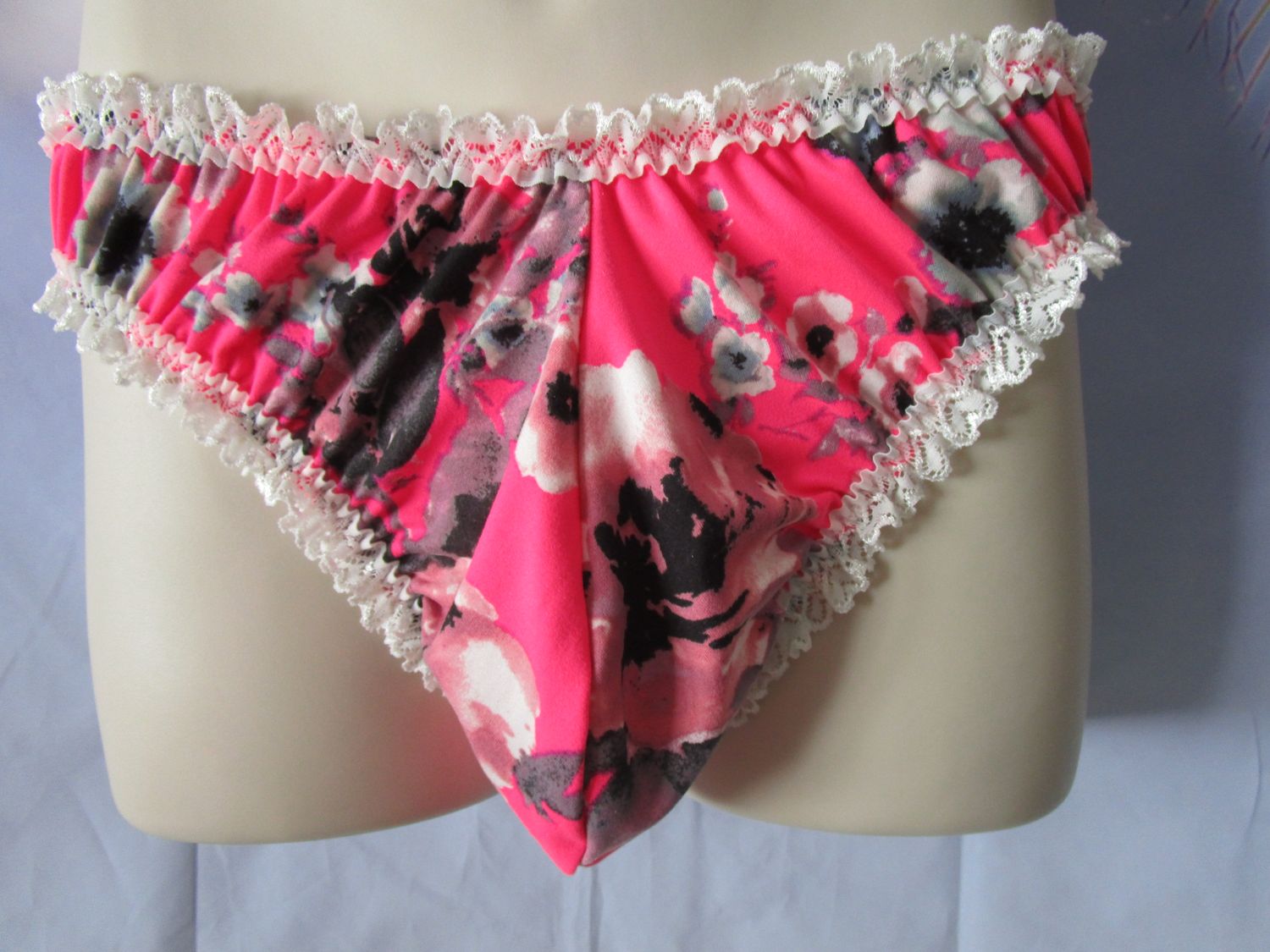 Brushed Knit Prints Thong, Large Contoured Front, Heart Lace Top &amp; Leg Trim