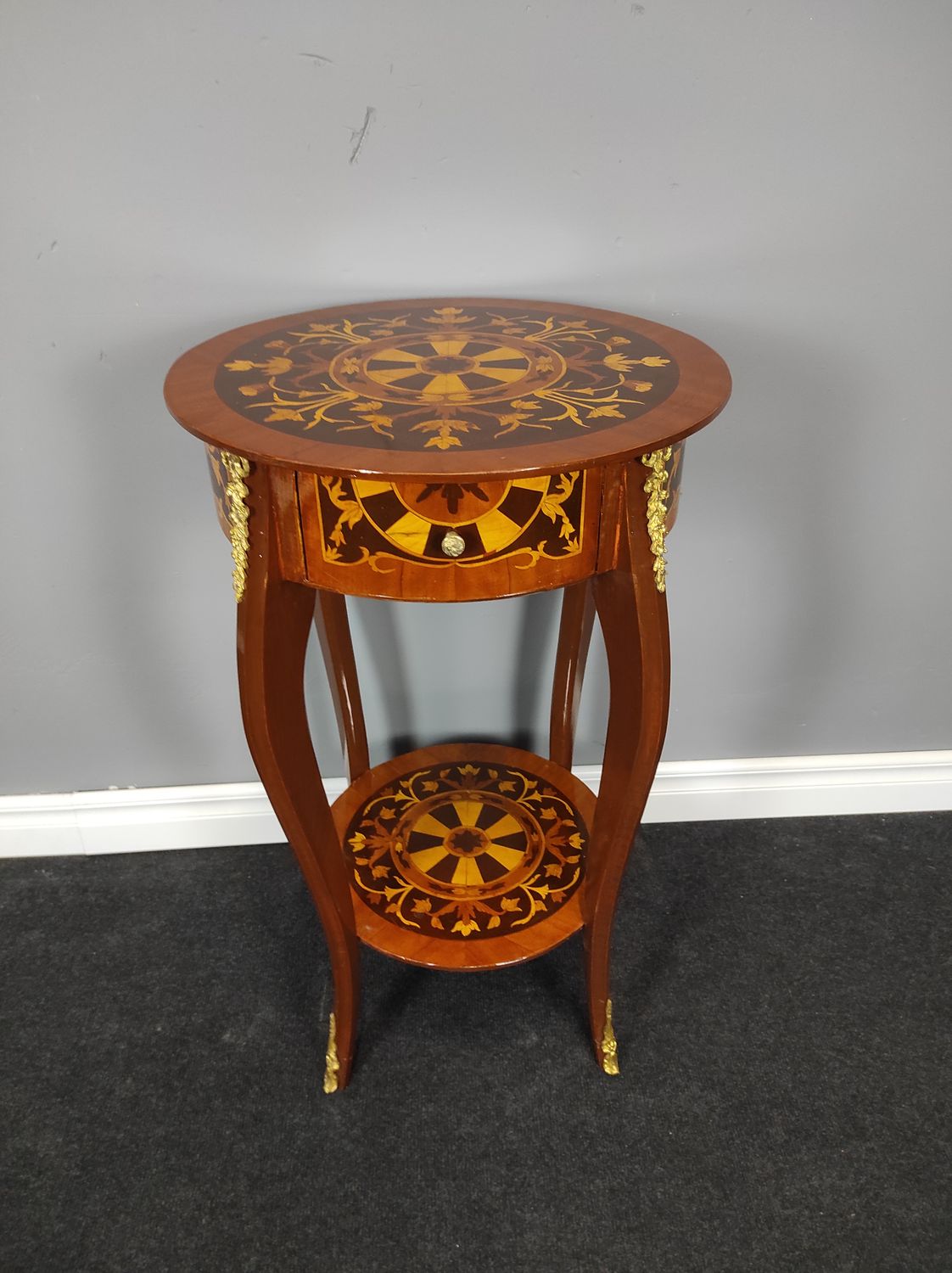 &quot;Marquetry&quot; stiliaus stalelis