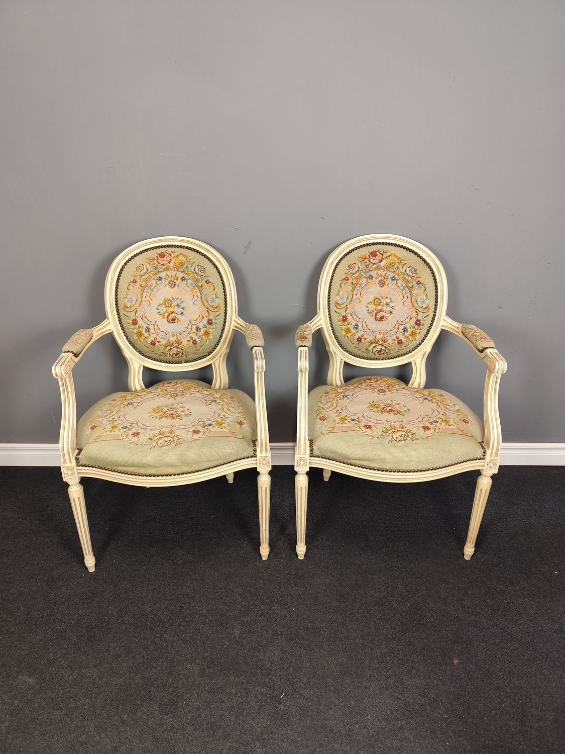 Dvi kėdės (viena parduota)