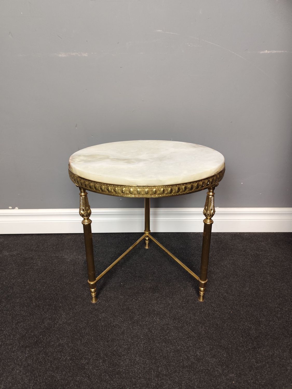 Stalelis su onikso akmenuku