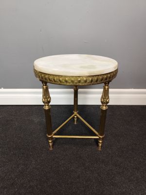 Stalelis su onikso akmenuku