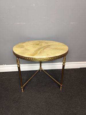 Stalelis su onikso akmenuku