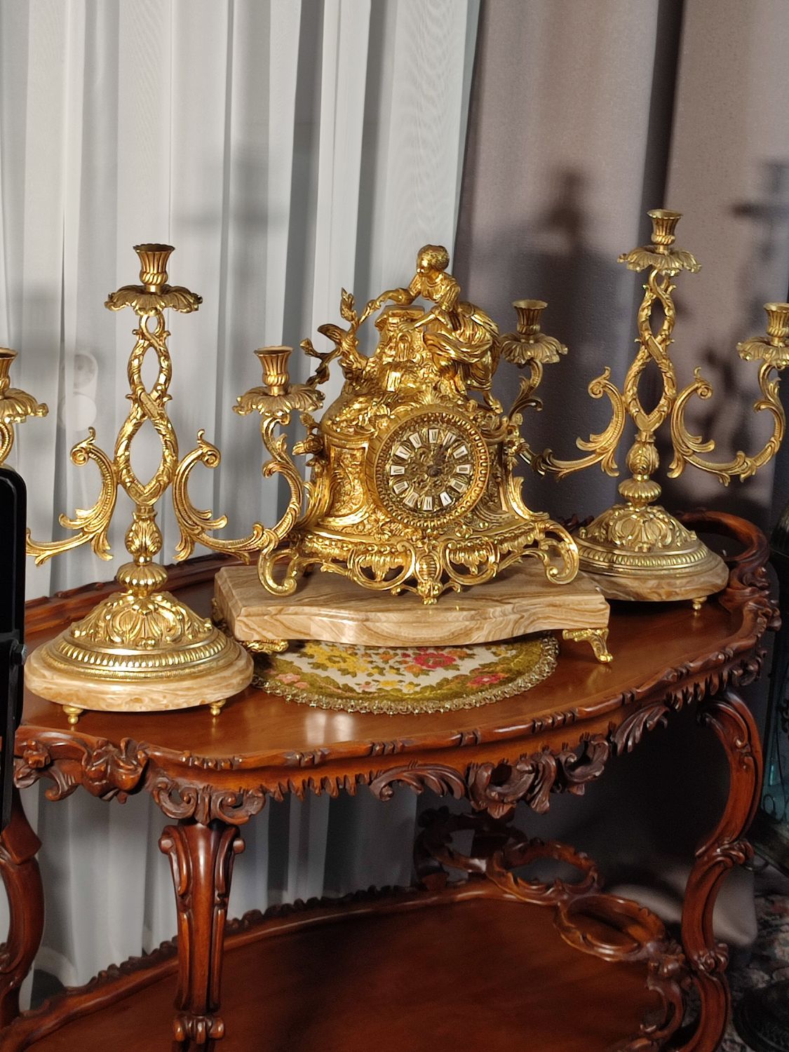 Laikrodis su žvakidėm