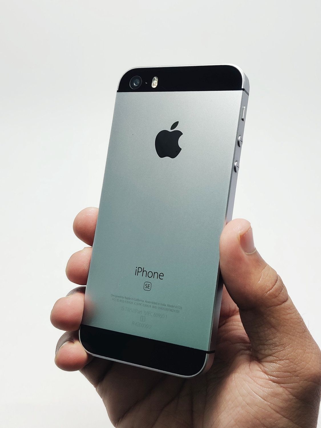 APPLE IPHONE SE 32GB PHONE-SILVER