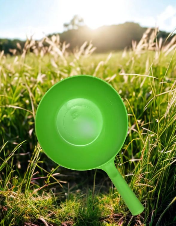 Harold Moore round feed scoop